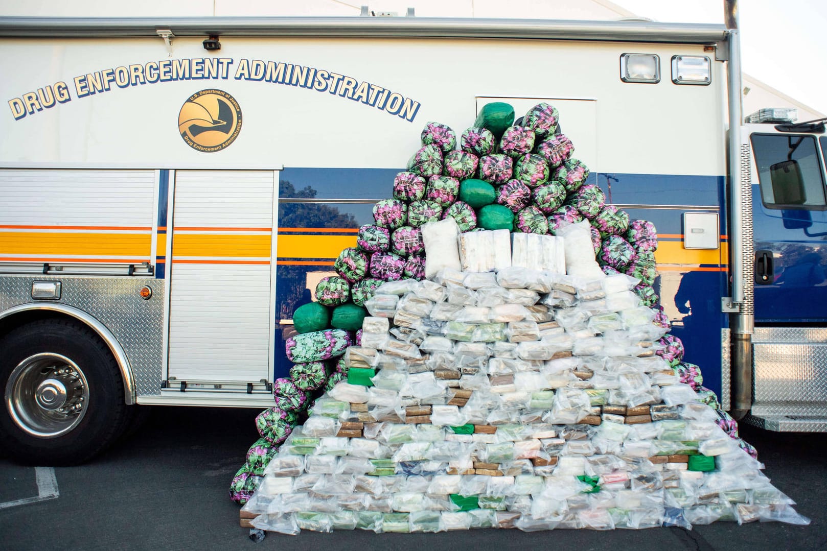 Die beschlagnahmten Drogen sind zu einer Pyramide gestapelt: US-Fahnder fanden mehr als 1.000 Kilogramm Methamphetamin.
