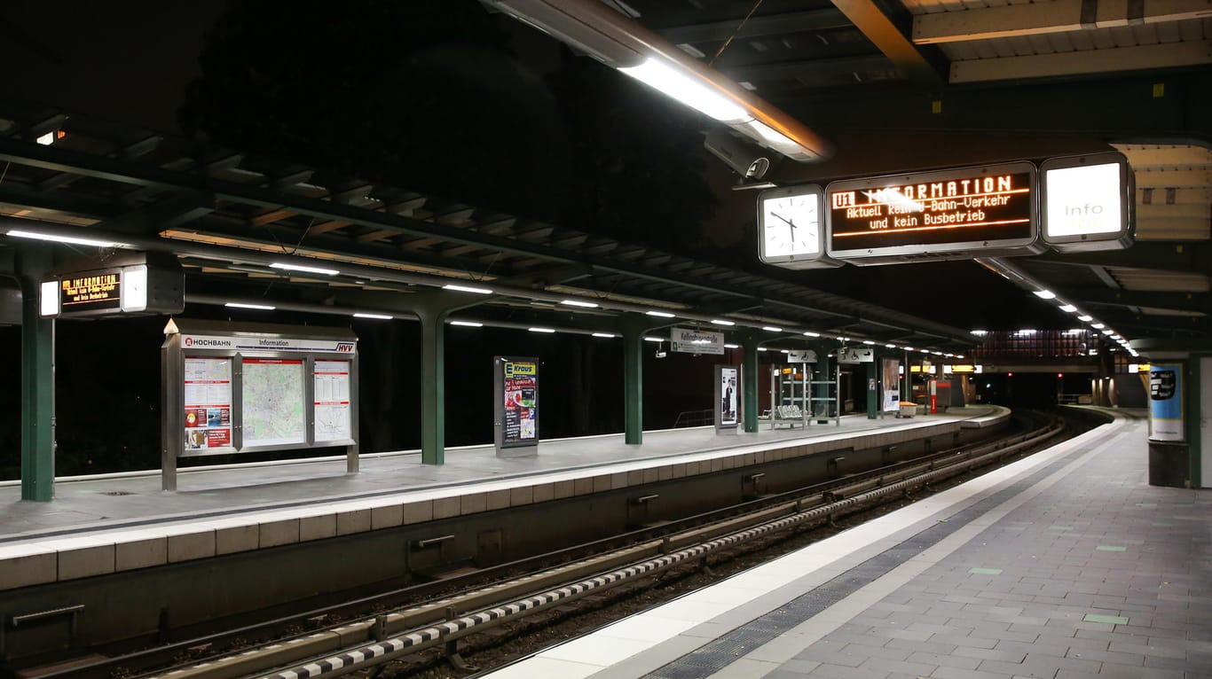 Auf Anzeigetafeln am menschenleeren U-Bahnhof Kellinghusenstraße wird auf den Warnstreik im öffentlichen Dienst hingewiesen: Die Hamburger müssen wegen des Streiks auf andere Verkehrsmittel ausweichen.