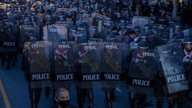 Ein Großaufgebot von Sicherheitskräften war zuvor zu dem Ort in der Nähe des Regierungssitzes gezogen, an dem die Demonstranten nach der Kundgebung vom Mittwoch kampiert hatten. Ein Großaufgebot von Sicherheitskräften war zuvor zu dem Ort in der Nähe des Regierungssitzes gezogen, an dem die Demonstranten nach der Kundgebung vom Mittwoch kampiert hatten.