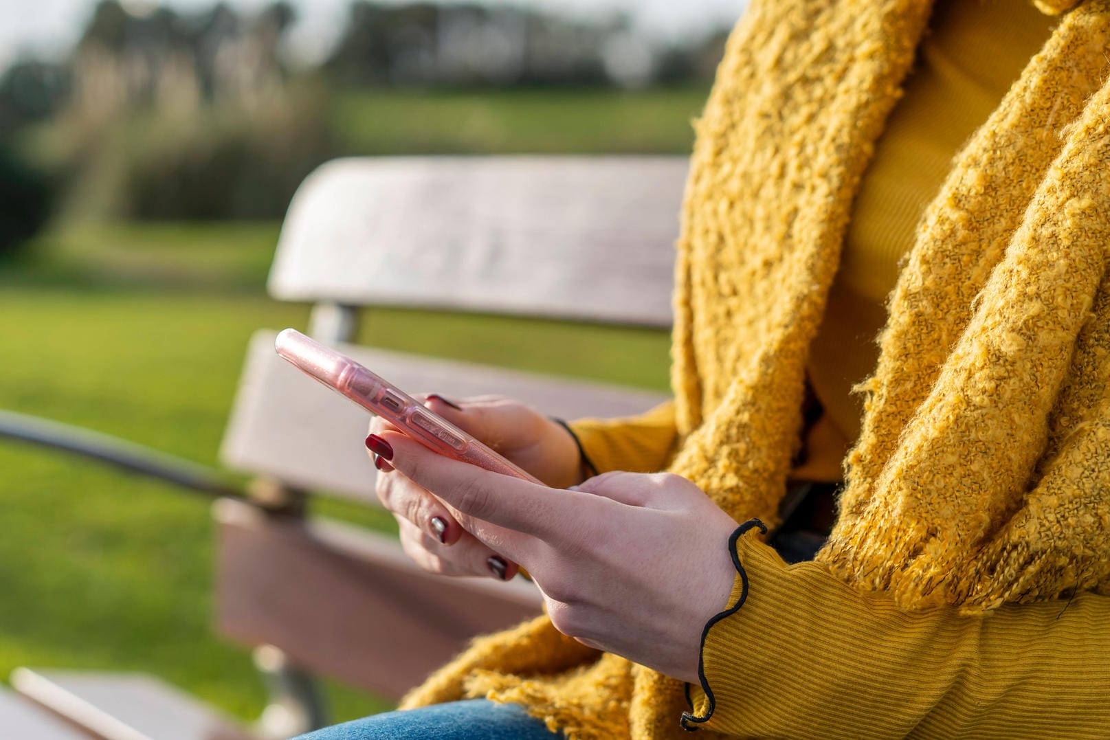 Eine Frau mit Smartphone in der Hand (Symbolbild): Android-Geräte können Sie auf verschiedene Weisen verschlüsseln.