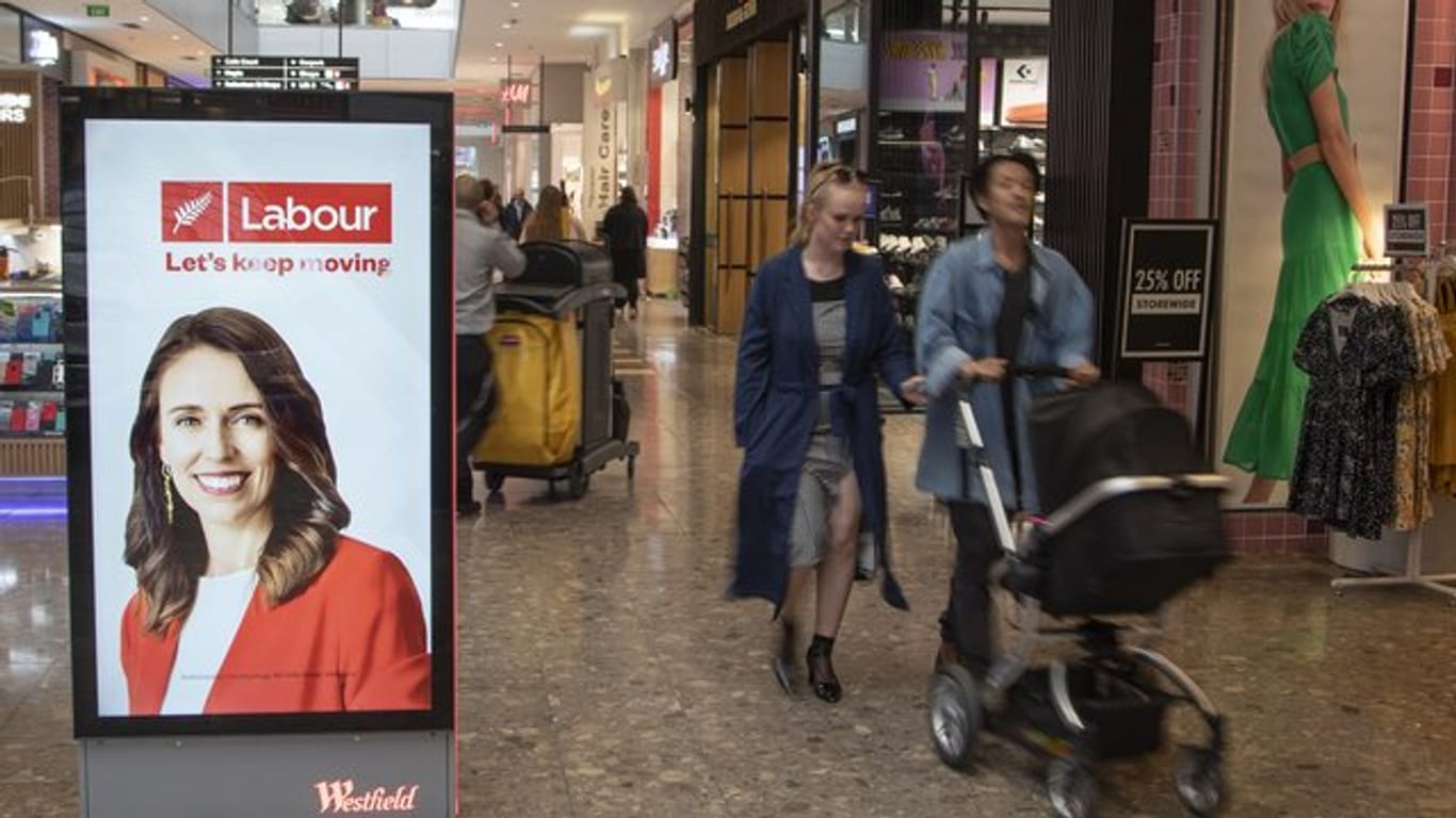 Auf Stimmenfang: Eine elektronische Plakatwand in einem Einkaufszentrum, die ein Foto der neuseeländischen Premierministerin Jacinda Ardern zeigt.
