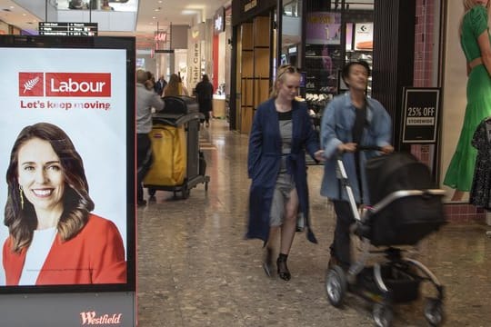 Auf Stimmenfang: Eine elektronische Plakatwand in einem Einkaufszentrum, die ein Foto der neuseeländischen Premierministerin Jacinda Ardern zeigt.