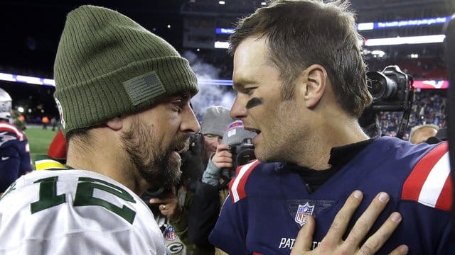 Tom Brady (r) trifft auf Aaron Rodgers.