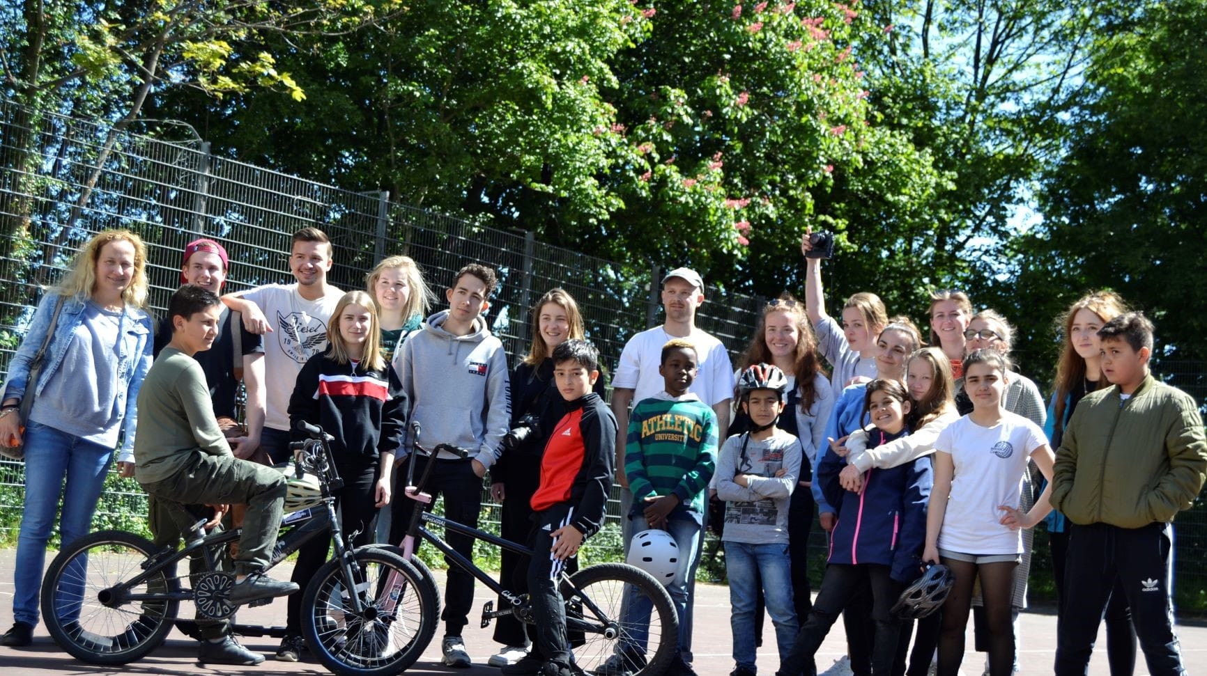 Schüler und Studenten auf einem Tennisplatz: Sie setzten sich für Veränderungen in dem sozialen Brennpunkt ein.