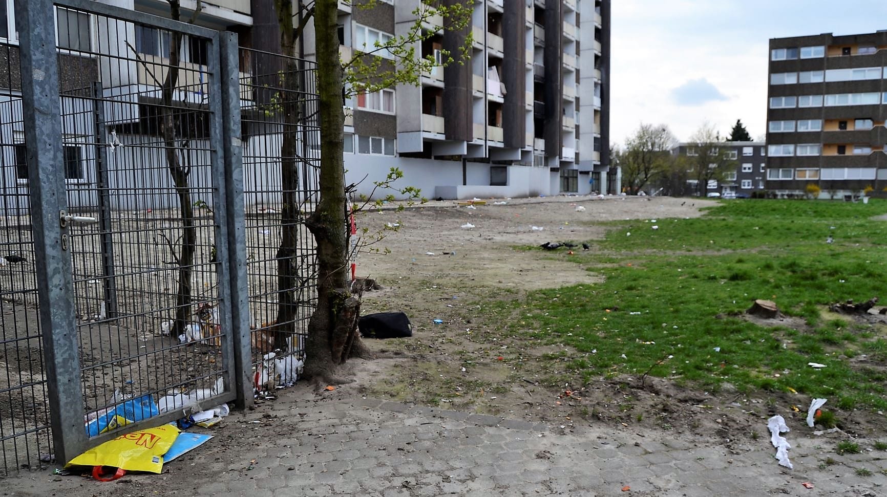 Dreck und Müll liegt auf einer spärlich begrünten Wiese am Kölnberg: Dort aufzuwachsen ist besonders für Kinder nicht immer einfach.