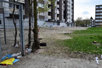 Dreck und Müll liegt auf einer spärlich begrünten Wiese am Kölnberg: Dort aufzuwachsen ist besonders für Kinder nicht immer einfach.