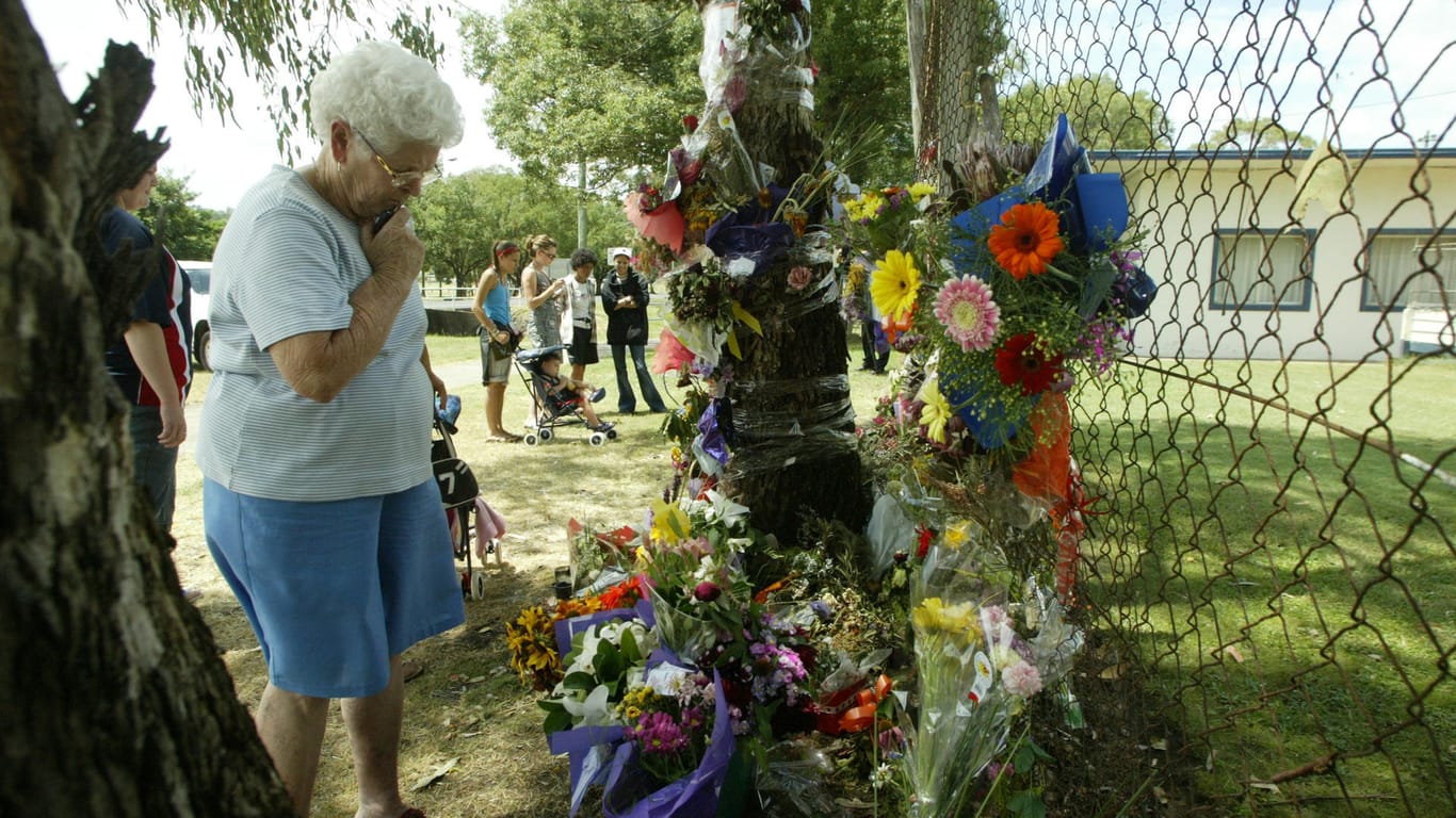 Blumen liegen an dem Ort, an dem Strobels Leiche gefunden wurde: Die Polizei hat nach 15 Jahren eine hohe Belohnung für Hinweise versprochen.