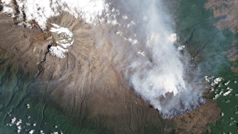 Rauchschwaden steigen von der Südflanke des Kilimandscharos hoch, wie eine Satellitenaufnahme zeigt.