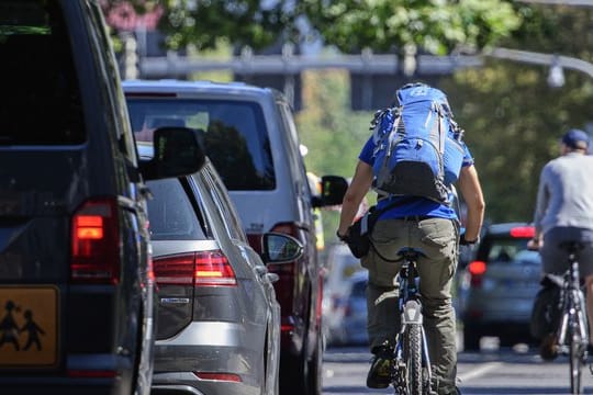 Kaum Abstand zu den Autos: Viele Radwege in deutschen Städten, wie hier in Dresden, sind laut ADAC zu schmal.