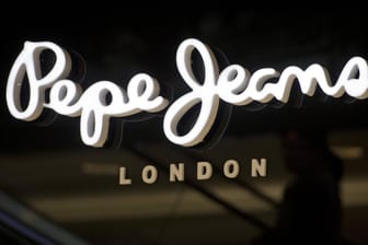 Pepe-Jeans-Logo: Das Unternehmen macht viele Geschäfte zu.