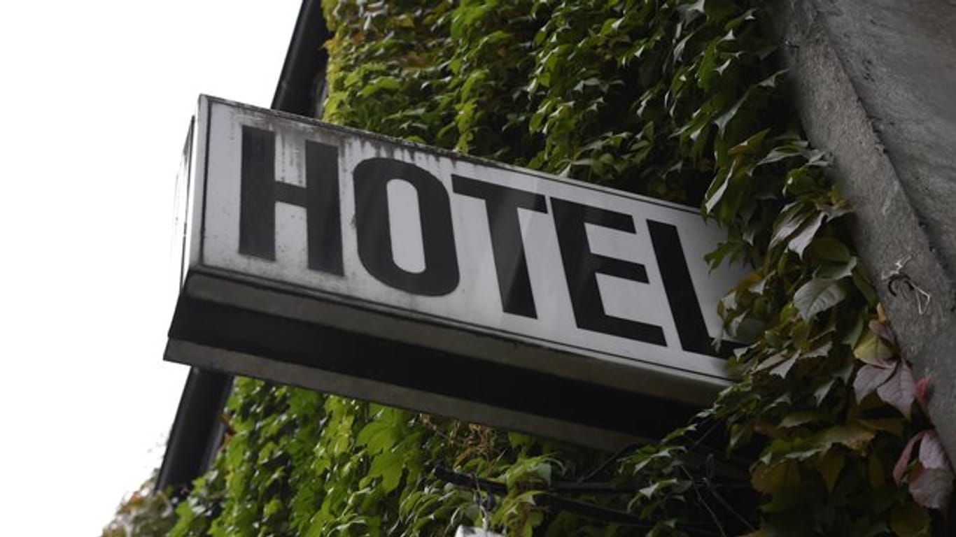 Ein Schild "Hotel" (Symbolbild): Zum umstrittenen Beherbergungsverbot hat es ein neues Gerichtsurteil gegeben