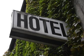 Ein Schild "Hotel" (Symbolbild): Zum umstrittenen Beherbergungsverbot hat es ein neues Gerichtsurteil gegeben
