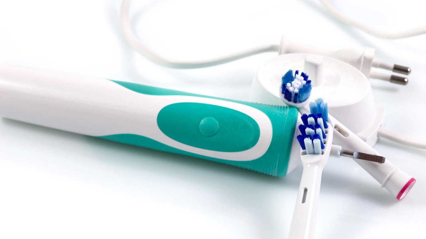 Elektrische Zahnbürste: Stecken Sie das Handstück nach dem Zähneputzen nicht zurück auf die Ladestation.
