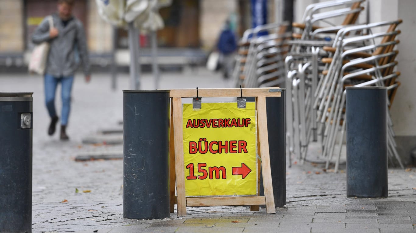 Eine Buchhandlung hat Räumungsverkauf in München: Auch wenn es keinen zweiten Lockdown gibt, bestimmte Branchen werden trotzdem stark leiden.
