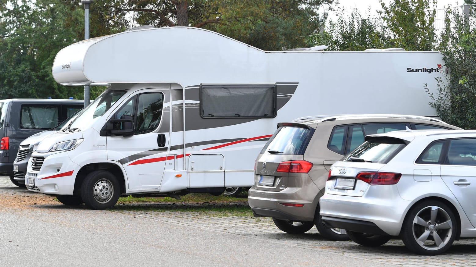 Wohnmobil auf öffentlichem Parkplatz: Hier darf es zwar überwintern. Experten raten aber zu einer anderen Lösung.