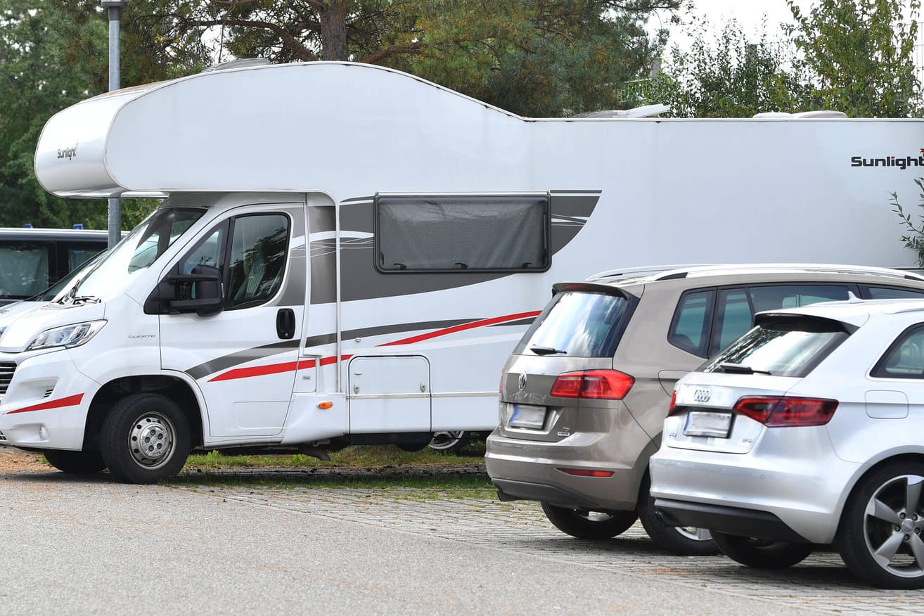 Wohnmobil auf öffentlichem Parkplatz: Hier darf es zwar überwintern. Experten raten aber zu einer anderen Lösung.