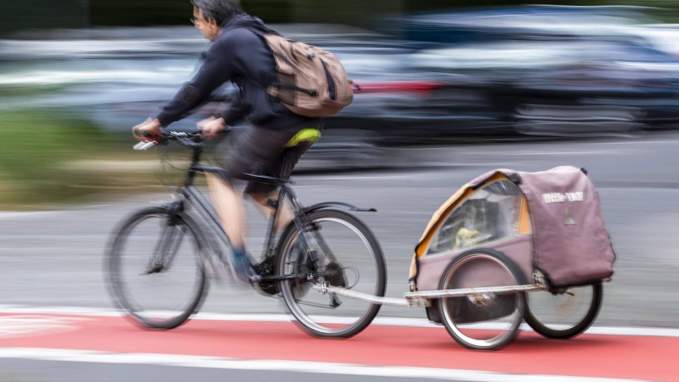 Radfahrer mit einem Fahrradanhänger (Symbolbild): In Münchenist ein Kind aus einem solchen Anhänger gefallen.