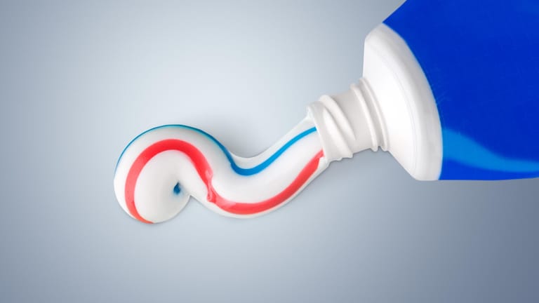 Zahncreme: Zahnpasta entfernt unangenehme Gerüche von der Haut.
