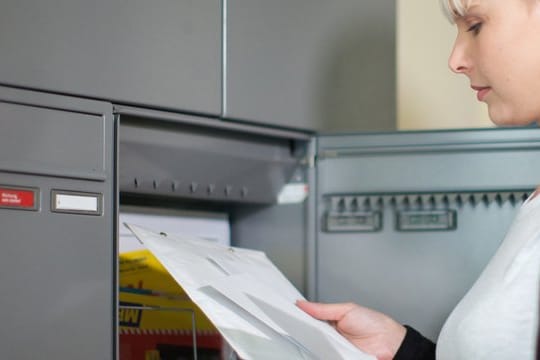 Landen plötzlich Zahlungsaufforderungen für nie bestellte Ware im Briefkasten, ist man womöglich Opfer eines Identitätsdiebstahls geworden.
