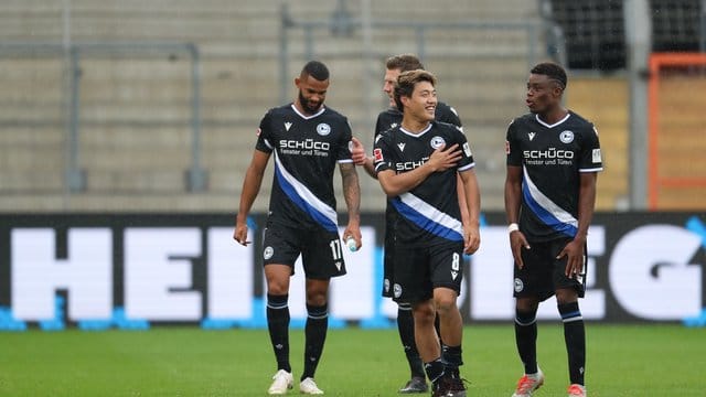 Arminia Bielefeld droht gegen den FC Bayern ein Spiel vor leeren Rängen. Arminia Bielefeld droht gegen den FC Bayern ein Spiel vor leeren Rängen.