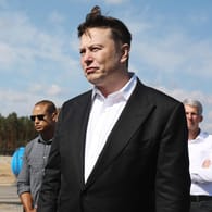 Elon Musk auf der Baustelle der neuen Gigafabrik im September: Das Wasser wurde abgestellt.