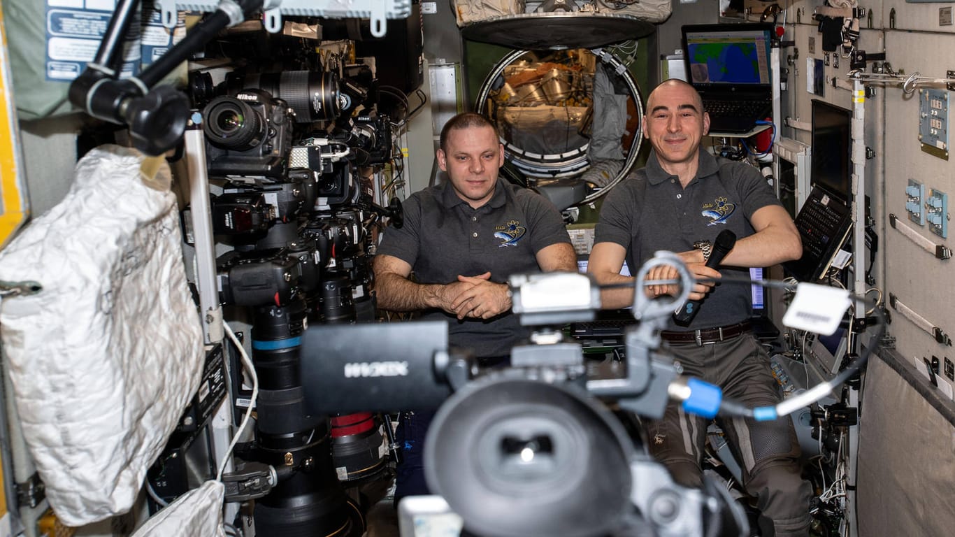 Anatoli Iwanischin (r.) und Iwan Wagner: Sie sind Teil der ISS-Besatzung und waren zuletzt mit einem Luftloch in der Raumstation beschäftigt.
