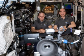Anatoli Iwanischin (r.) und Iwan Wagner: Sie sind Teil der ISS-Besatzung und waren zuletzt mit einem Luftloch in der Raumstation beschäftigt.