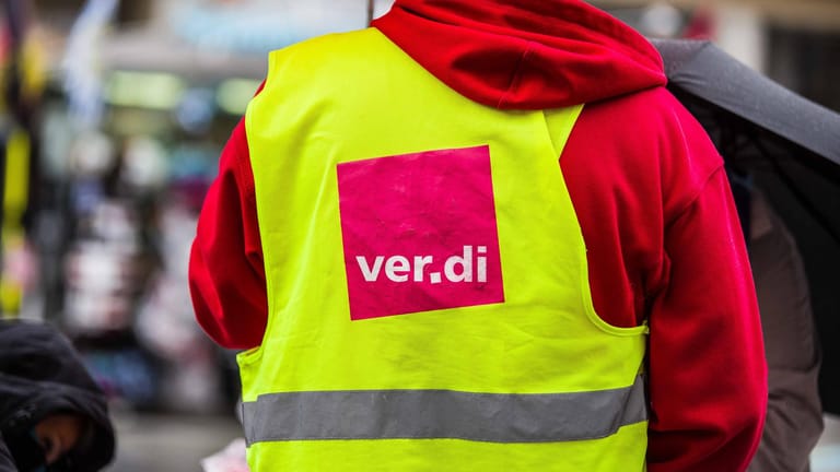 Auf einer Warnweste ist das "Verdi"-Logo gedruckt: In Leipzig streiken die Mitarbeiter von Kitas und Horten.