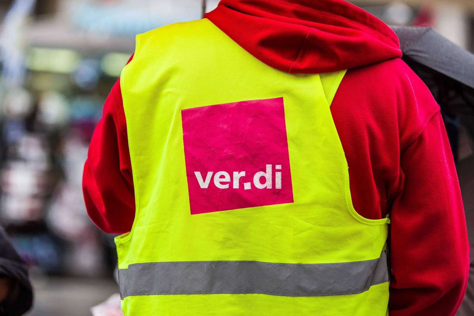 Auf einer Warnweste ist das "Verdi"-Logo gedruckt: In Leipzig streiken die Mitarbeiter von Kitas und Horten.