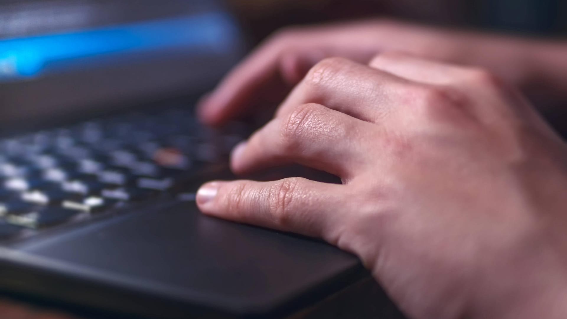 Hände auf dem Laptop: Unter Linux gibt es eine Bluetooth-Sicherheitslücke Hände auf dem Laptop: Unter Linux gibt es eine Bluetooth-Sicherheitslücke