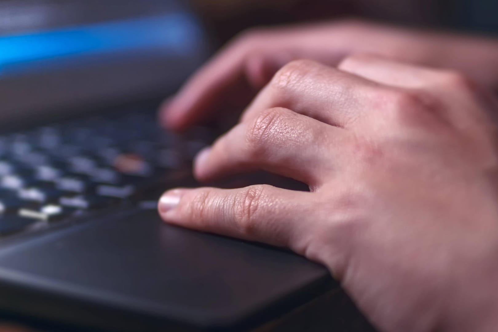 Hände auf dem Laptop: Unter Linux gibt es eine Bluetooth-Sicherheitslücke