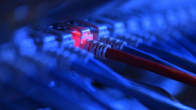 Viele Unternehmen und Organisationen lagern Computer-Rechenleistungen, Datenspeicher und Datenbanken sowie Anwendungen zur Analyse von Daten über das Internet in die "Cloud" aus. Viele Unternehmen und Organisationen lagern Computer-Rechenleistungen, Datenspeicher und Datenbanken sowie Anwendungen zur Analyse von Daten über das Internet in die "Cloud" aus.