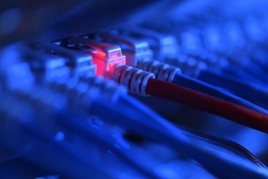 Viele Unternehmen und Organisationen lagern Computer-Rechenleistungen, Datenspeicher und Datenbanken sowie Anwendungen zur Analyse von Daten über das Internet in die "Cloud" aus.