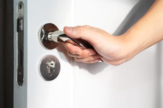 Tür: Mit der richtigen Pflege halten Türen sehr lange und viel aus.