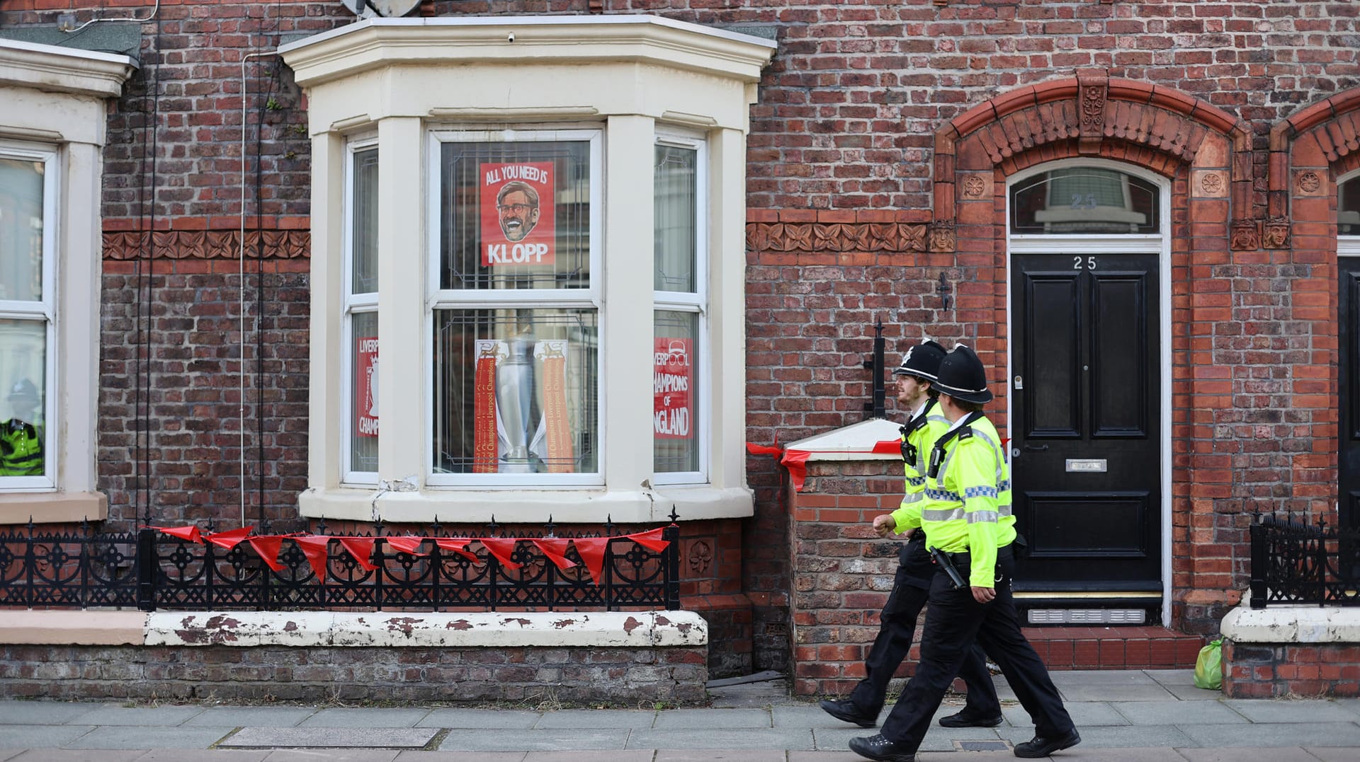 Mit Jürgen Klopp hängt hier in Liverpool zwar ein Deutscher im Fenster: Doch das deutsche "Lüften" haben viele Briten noch nicht verstanden. Das soll sich nun ändern. Mit Jürgen Klopp hängt hier in Liverpool zwar ein Deutscher im Fenster: Doch das deutsche "Lüften" haben viele Briten noch nicht verstanden. Das soll sich nun ändern.