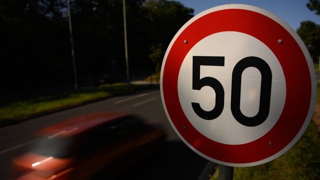 Hintergrund des Streits ist eine Änderung der Straßenverkehrsordnung und des Bußgeldkatalogs, mit der Strafen für zu schnelles Fahren deutlich verschärft wurden.