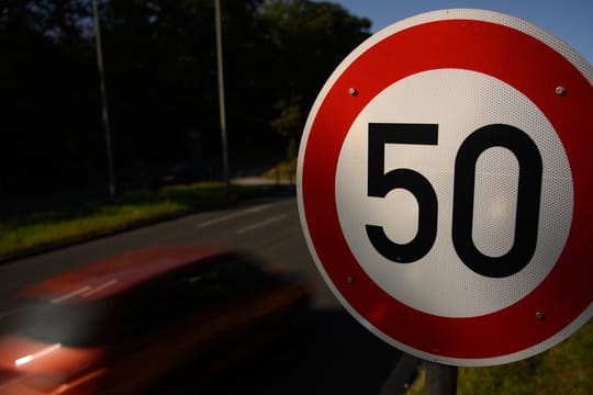 Hintergrund des Streits ist eine Änderung der Straßenverkehrsordnung und des Bußgeldkatalogs, mit der Strafen für zu schnelles Fahren deutlich verschärft wurden.