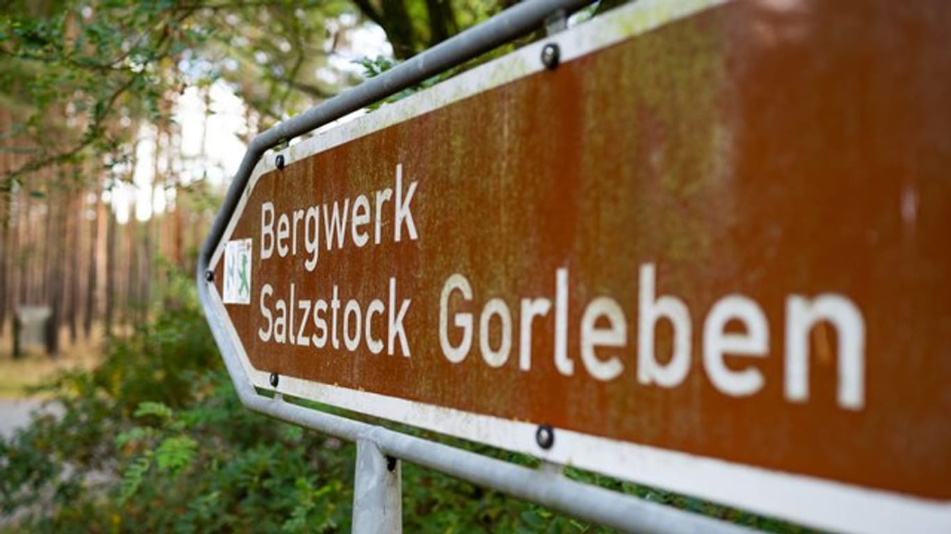 Ein Schild zeigt den Weg zum ehemaligen Erkundungsbergwerk Gorleben.