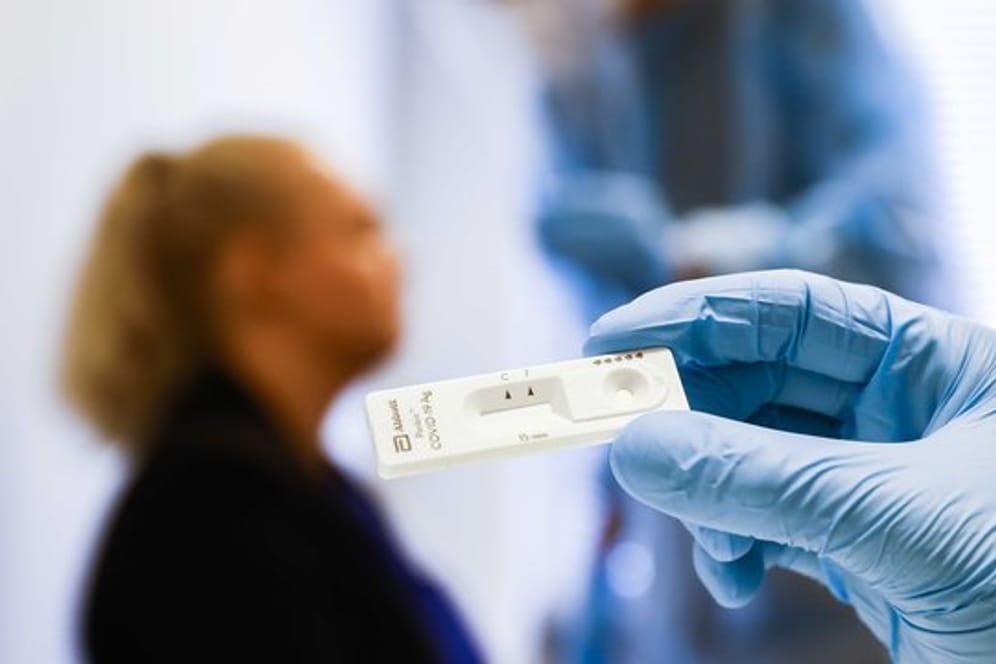 Blick auf einen Corona-Schnelltest in einer Teststation des Gesundheitsamts der niederländischen Stadt Groningen.