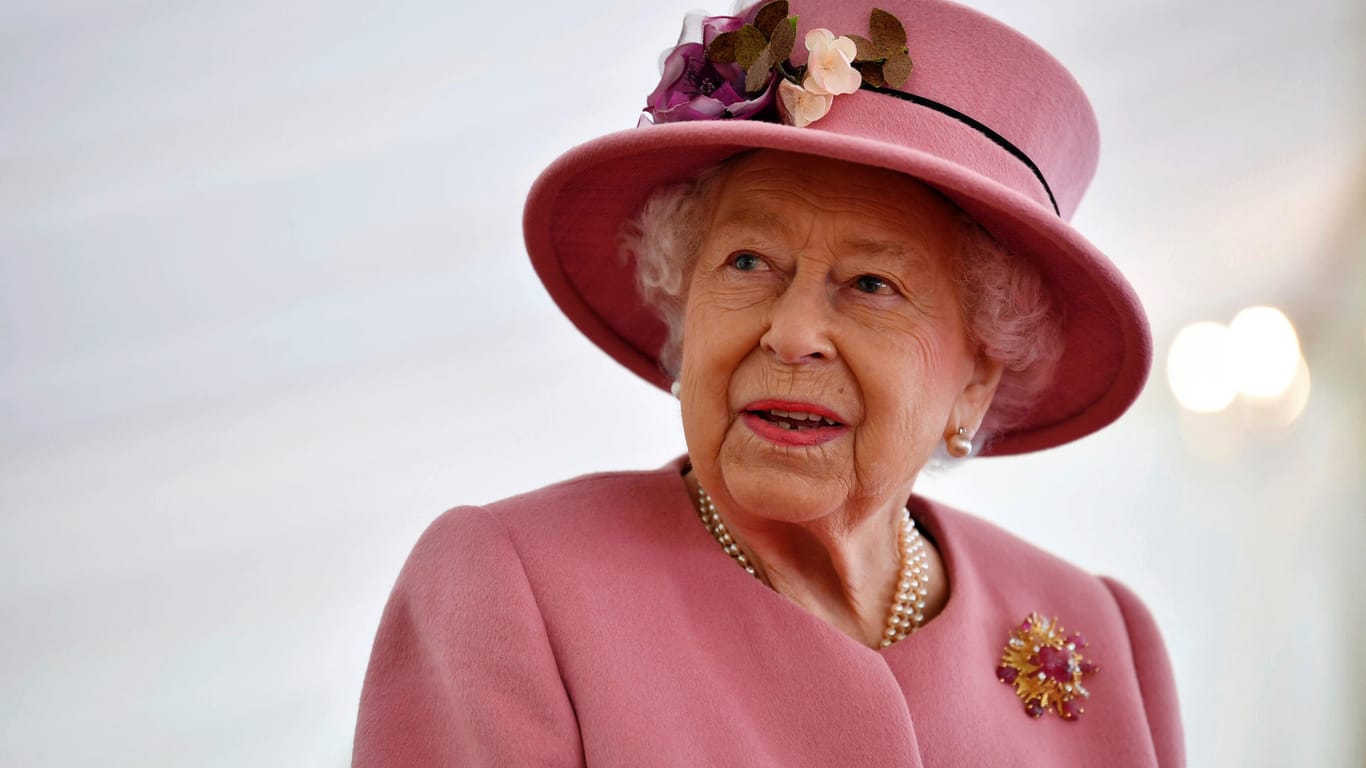 Königin Elizabeth II.: Die britische Monarchin kam in einem rosafarbenen Outfit.