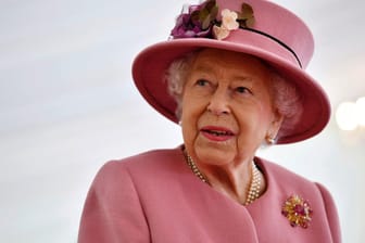 Königin Elizabeth II.: Die britische Monarchin kam in einem rosafarbenen Outfit.