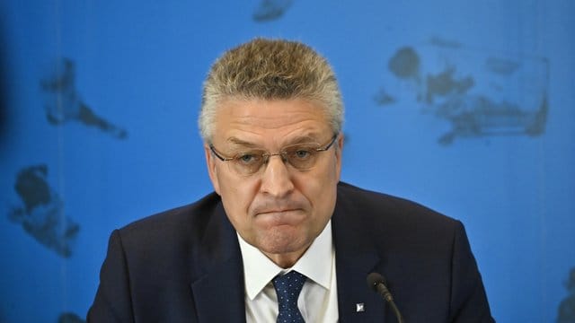 Lothar Wieler, Leiter des deutschen Robert-Koch-Instituts (RKI), hält eine Abriegelung von Corona-Hotspots nicht mehr aus. Lothar Wieler, Leiter des deutschen Robert-Koch-Instituts (RKI), hält eine Abriegelung von Corona-Hotspots nicht mehr aus.