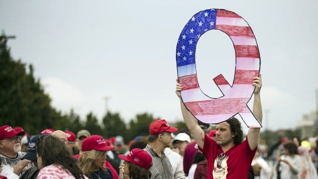 Die zentrale Behauptung der QAnon-Anhänger ist, dass es eine Verschwörung gegen US-Präsident Donald Trump in den tieferen Schichten des US-Regierungsapparats gebe.