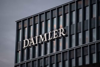 Daimler-Zentrale in Stuttgart-Untertürkheim (Symbolbild): Der Konzern schreibt schwarze Zahlen.