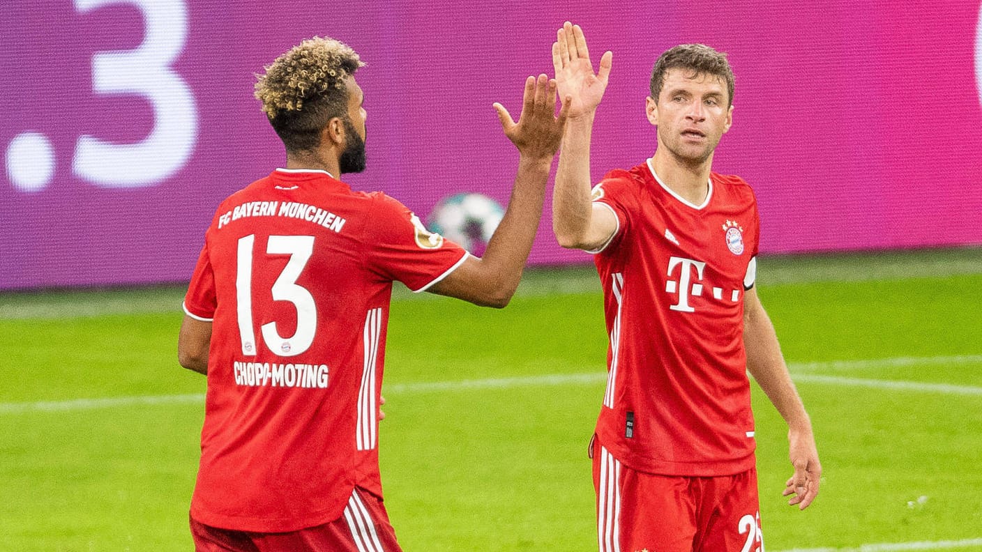 Thomas Müller jubelt mit Eric Maxim Choupo-Moting (v.r.): Der FC Bayern ist in die zweite Pokalrunde eingezogen.