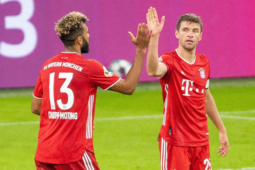 Thomas Müller jubelt mit Eric Maxim Choupo-Moting (v.r.): Der FC Bayern ist in die zweite Pokalrunde eingezogen.