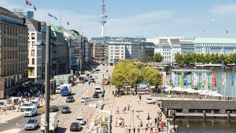 Blick auf den Hamburger Jungfernstieg, hier noch mit Autos (Archivbild): Der bekannte Boulevard ist nun weitestgehend autofrei.