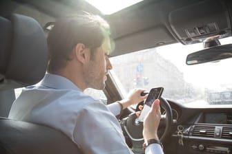 Eine Freisprecheinrichtung ist auf jeden Fall Pflicht, aber Telefonierer im Auto sollten auch über eine Außenantenne nachdenken, um den Empfang zu verbessern und die Strahlenbelastung zu senken.