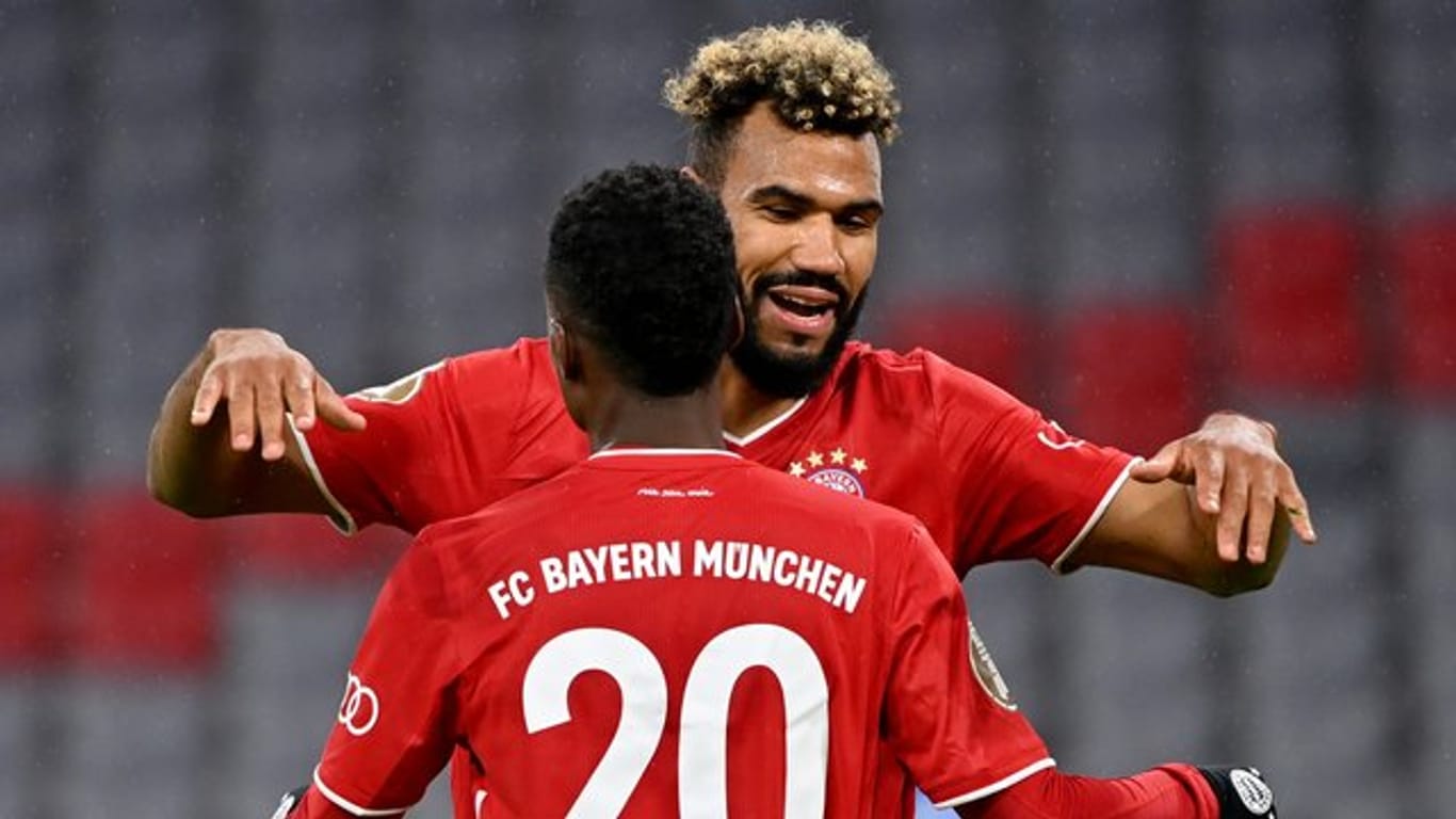Eric Maxim Choupo-Moting (r) und Bouna Sarr vom FC Bayern München jubeln über den 1:0 Treffer gegen den 1.