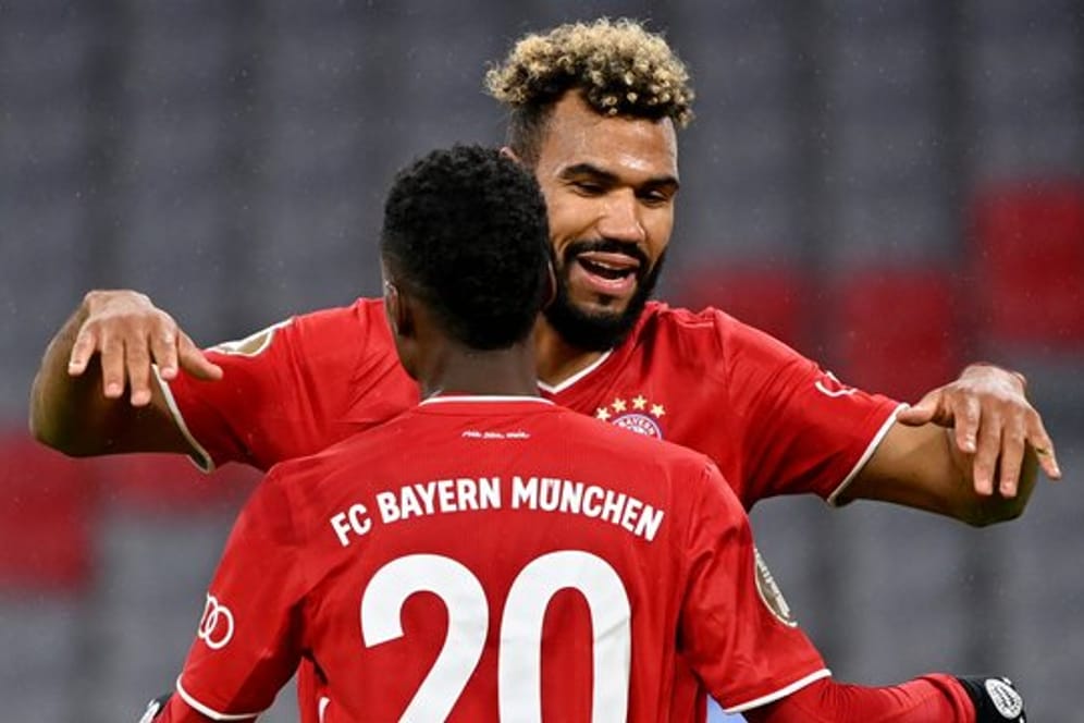 Eric Maxim Choupo-Moting (r) und Bouna Sarr vom FC Bayern München jubeln über den 1:0 Treffer gegen den 1.